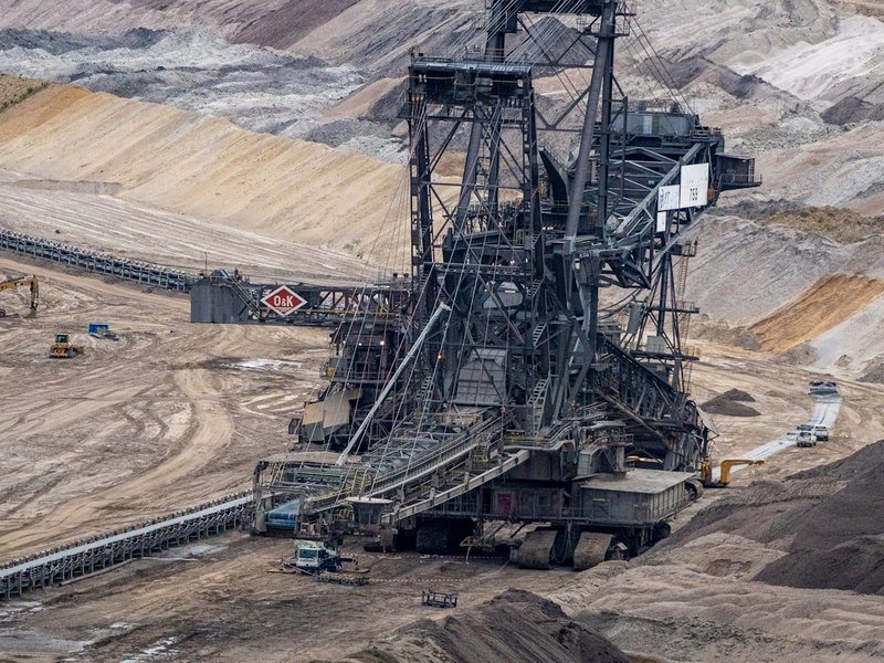 Surface mining excavator